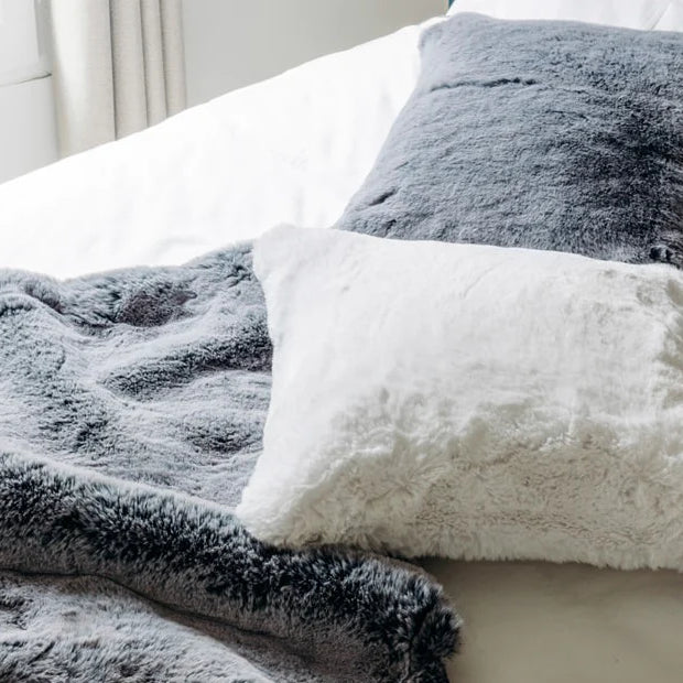 Plaid-kussen-tissue houder-reiskussen-warmwaterkruik uit imitatie bont van Maison Prélonge - Afbeelding 9
